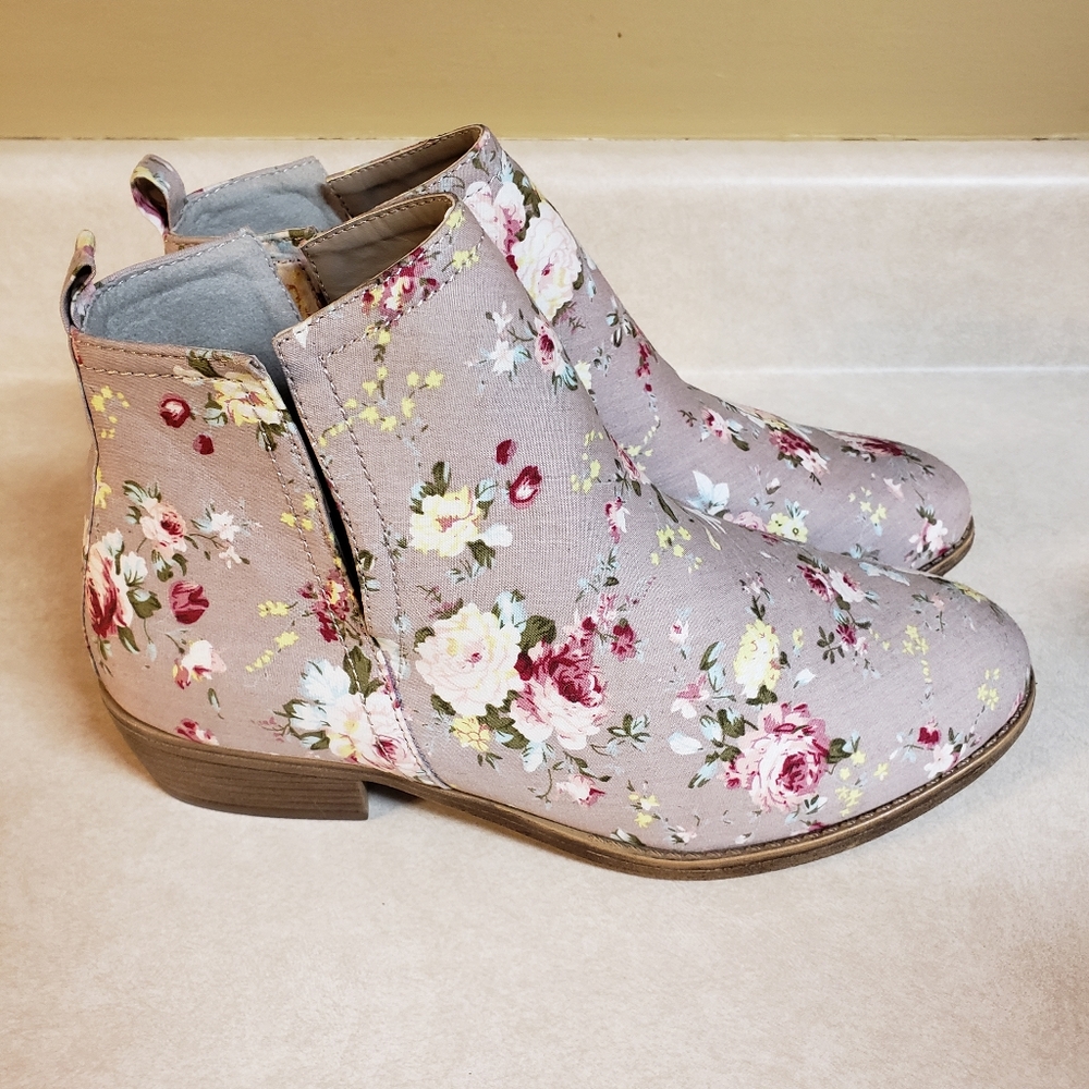 NWOT JC Brand Taupe Floral Ankle Booties w/ Side Cutout, Size 9